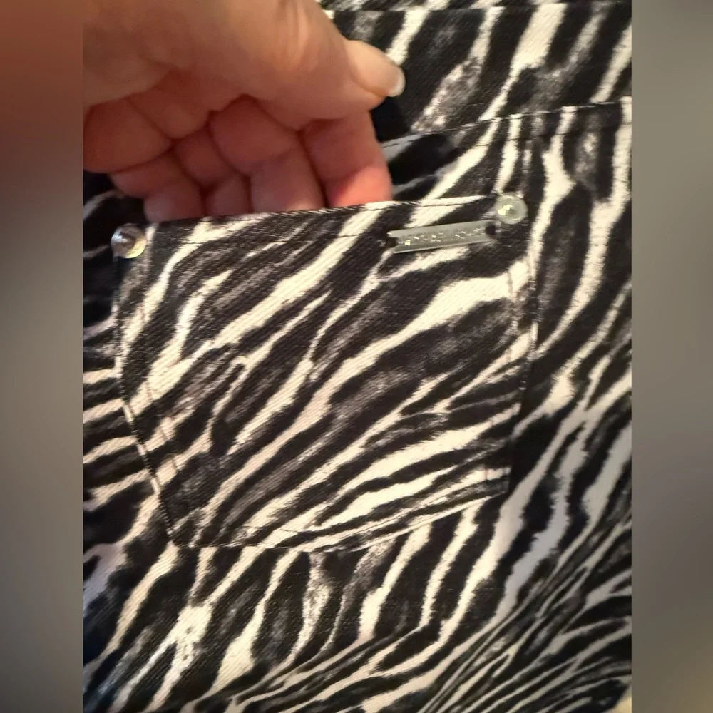 Michael Kors Black and White Patterned Leggings with pockets Stylish and Elegant